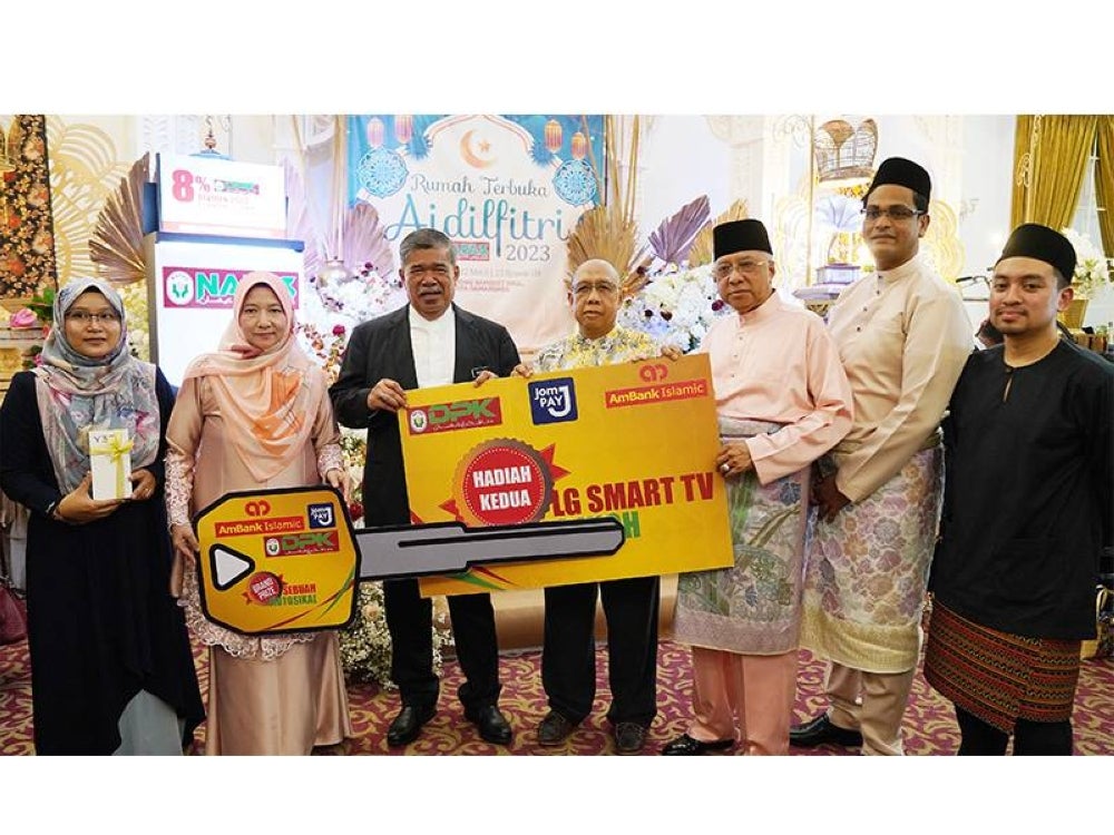 Mohamad (tiga dari kiri) bergambar bersama pemenang-pemenang yang menyertai Kempen Jom Melabur & Menang Bersama JomPAY.