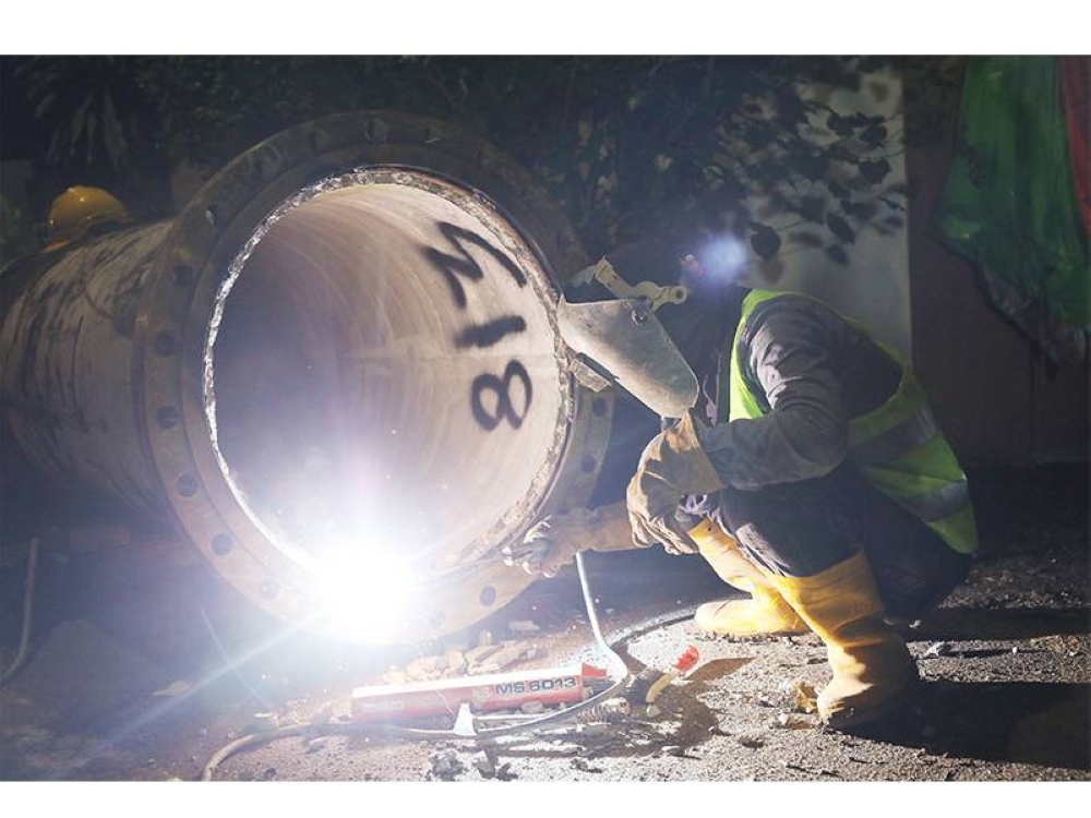 Kerja-kerja penukaran paip giat dijalankan di lokasi yang terlibat.