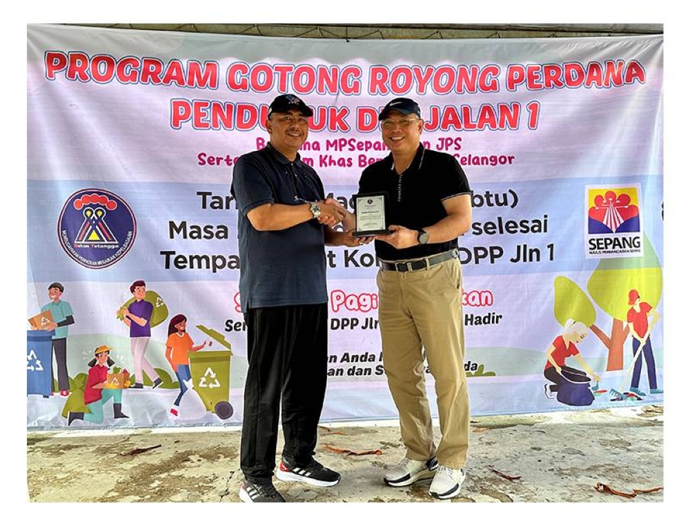 Shamsool mewakili penduduk Desa Pinggiran Putra, menyerahkan plak penghargaan kepada Pemangku Pengarah/Ketua Operasi dan Ketua Jabatan Perancangan & Kerja-Kerja Kapital Air Selangor, Ir. Ainul Azhar Mohd Jemoner (kanan).