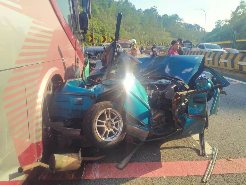 Keadaan di lokasi kejadian membabitkan kemalangan 10 kenderaan. - Foto Bomba Perak
