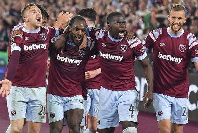 Antonio meraikan jaringan bersama pemain-pemain West Ham lain di Stadium London. - Foto Agensi