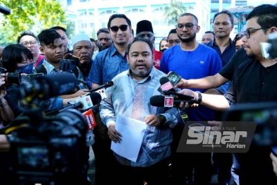 Ahmad Ikhwan bercakap dalam sidang akhbar selepas membuat laporan polis di IPD Dang Wangi susulan tindakan SPRM mengaitkan nama Datuk Seri Hamzah Zainudin dalam pertuduhan ke atas seorang penama, Sim Choo Thiam. - Foto SINAR HARIAN/MOHD HALIM ABDUL WAHID