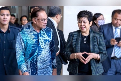 Gabenor BNM Tan Sri Nor Shamsiah Mohd Yunus (kanan) bersama Perdana Menteri Datuk Seri Anwar Ibrahim. - Foto Sumber FB