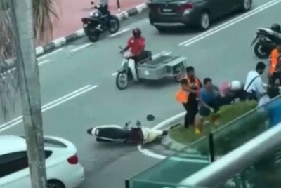Tangkap layar video tular pergaduhan melibatkan beberapa individu di tepi jalan selepas berlaku kemalangan di Tanjung Bungah, Pulau Pinang.