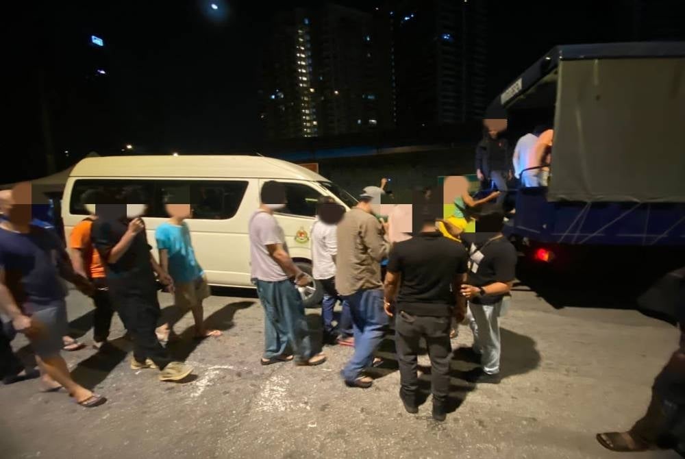 Antara warga asing yang ditahan menerusi Ops Sapu di unit pangsapuri di Kampung Abdullah Hukum, Bangsar, Kuala Lumpur pada Khamis.