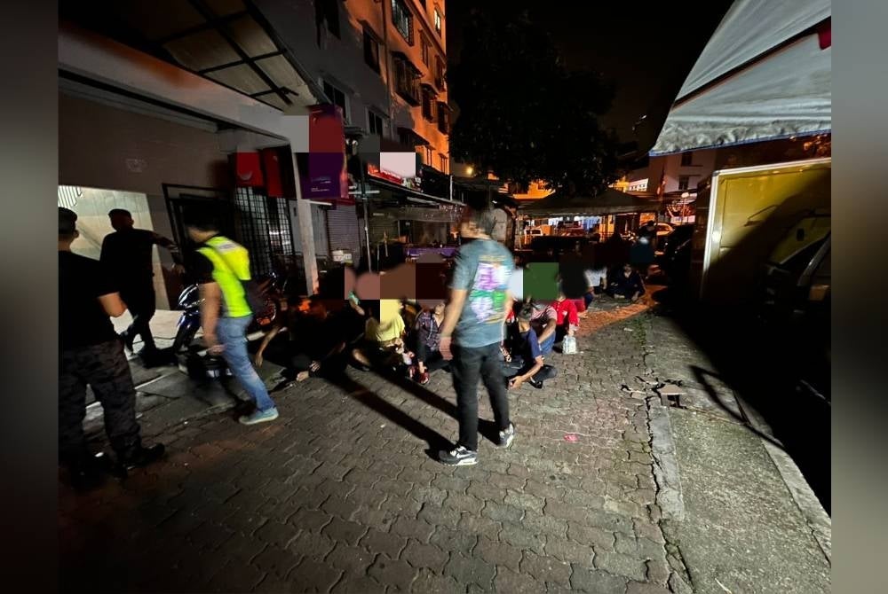 
Antara warga asing yang ditahan menerusi Ops Sapu di unit pangsapuri di Kampung Abdullah Hukum, Bangsar, Kuala Lumpur pada Khamis.