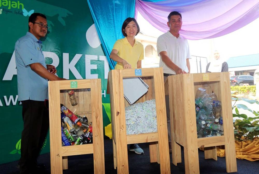 Sandrea (tengah) menyempurnakan gimik perasmian Eco Green Market anjuran Majlis Daerah Batu Gajah (MDBG) di Pasar Awam Batu Gajah pada Sabtu