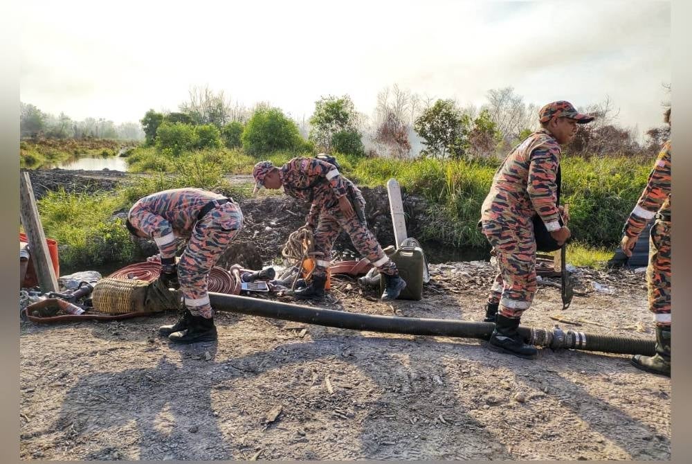 Pelbagai usaha dilakukan dalam operasi pemadaman tersebut. - Foto Bomba