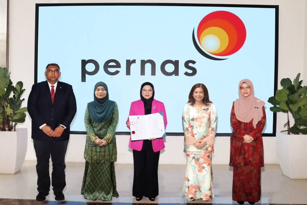 Lembaga Pengarah Pernas bersama-sama sijil ISO 37001:2016 Sistem Pengurusan Antirasuah (ABMS).
Dari kiri: Datuk Abu Bakar As-Sidek Datuk Mohd Sidek, Afidah Azwa Abdul Aziz, Hazimah, Datuk Sri Suriani Datuk Ahmad dan Datuk Rodziah Abudin.