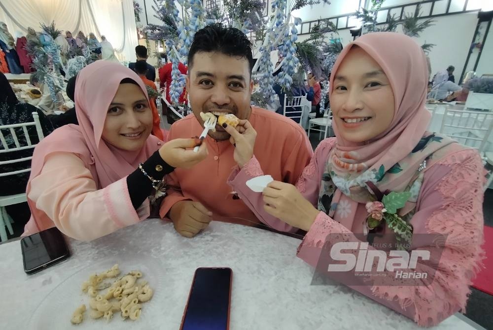 Abdul Rashid bersama dua isterinya, Norazizah (kiri) dan Anida.