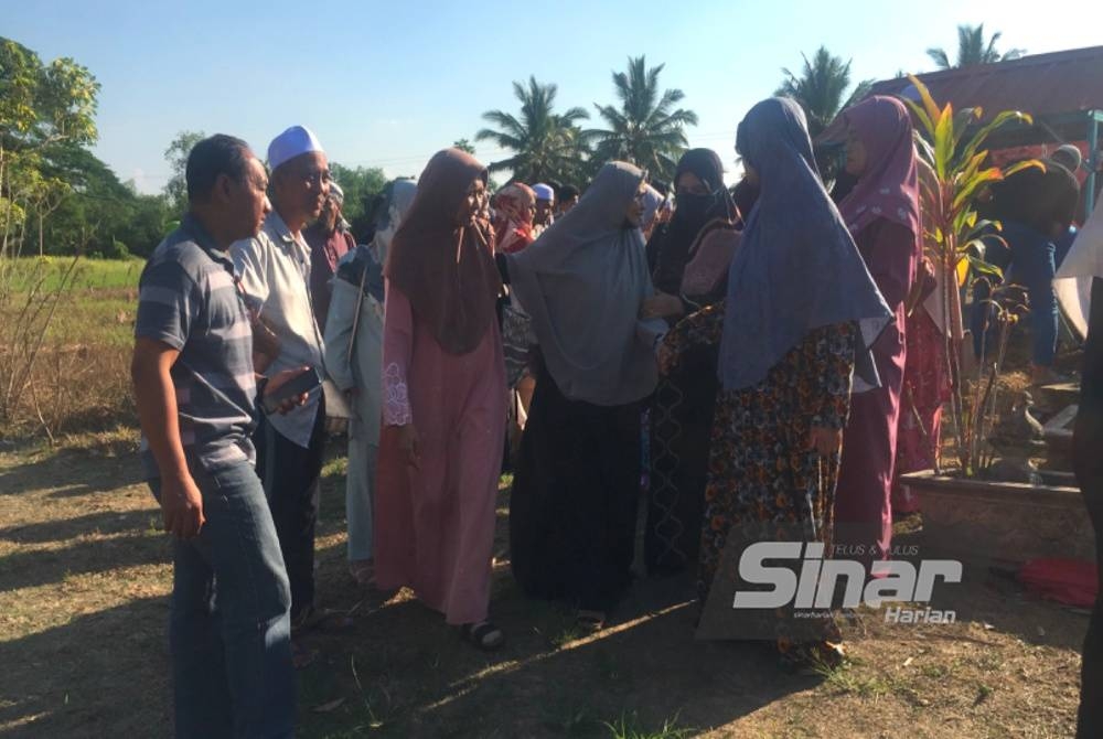 Robiah (tengah) menerima ziarah ahli keluarga dan kenalan.