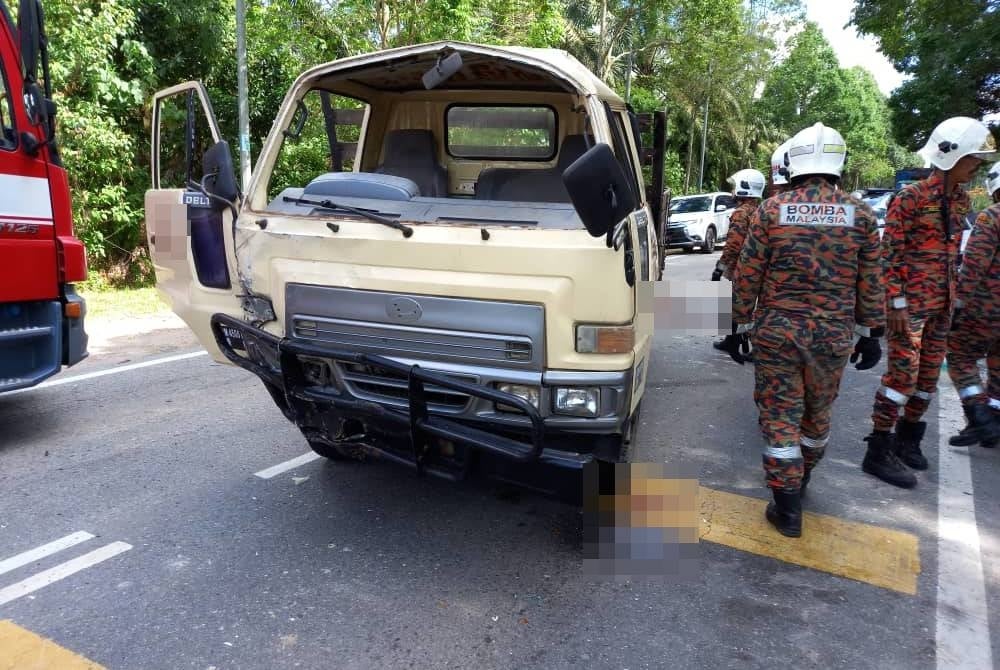 Keadaan lori yang dinaiki mangsa bersama bapa dan adiknya dalam kemalangan di Kilometer 18.8 Jalan Benut-Simpang Renggam, Kluang pada Sabtu. - Foto Bomba
