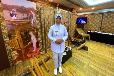 Soria Nordin ketika ditemui Bernama di Pameran Bidan anjuran Muzium Negara baru-baru ini.
Soria berulang-alik lebih 60 kilometer ke dalam hutan melalui jalan kebun kelapa sawit berlumpur dengan menunggang motosikal demi memastikan masyarakat Orang Asli di kawasan tersebut mendapat perkhidmatan kesihatan.
Pameran yang berlangsung dari 1 Mei hingga 31 Julai ini mempamerkan artifak dan bahan berkaitan dunia perbidanan daripada pelbagai masyarakat berupaya menjadi platform untuk orang ramai lebih memahami adat, tradisi serta ilmu bidang berkenaan selain menjadi tarikan pelancong.
Pameran julung kali itu juga menyalurkan informasi untuk mempelajari adat, budaya serta tradisi ilmu perbidanan pelbagai kaum dan dapat dijadikan penghubung antara ilmu perbidanan tradisional dengan moden.
--fotoBERNAMA (2023) HAK CIPTA TERPELIHARA