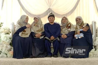 Abdul Syaheed (tengah) bersama empat isterinya dari kiri, Haryani, Hanisah, Umun Najwan dan Nor Sabariah (kanan sekali).