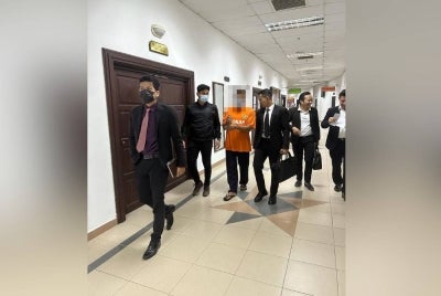 Seorang timbalan pengarah di sebuah jabatan di Kuching, Sarawak (berbaju lokap SPRM) direman sehingga 17 Mei ini kerana dipercayai menerima suapan RM3,000 pada 2022.