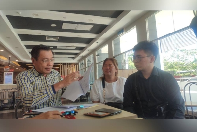 Khir Tong (kiri) bersama Zi Le (kanan) yang bakal menerima kad pengenalan diri nanti ketika ditemui pemberita di Limbong Kapal, pada Sabtu.