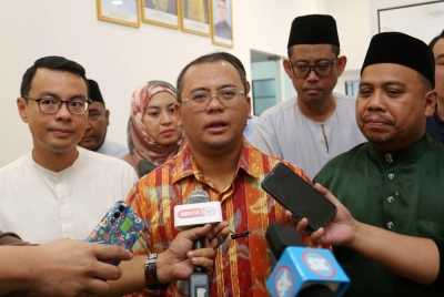 Amirudin (tengah) ketika ditemui media di Pusat Khidmat Rakyat Parlimen Petaling Jaya di Seksyen 1 pada Sabtu.