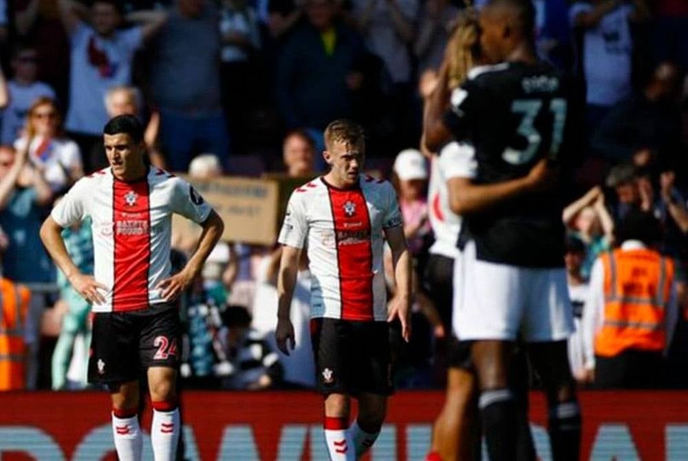 Wajah sedih pemain Southampton selepas The Saints tewas kepada Fulham di Stadium St Mary's yang mengesahkan tersingkir dari Liga Perdana Inggeris. - Foto Agensi
