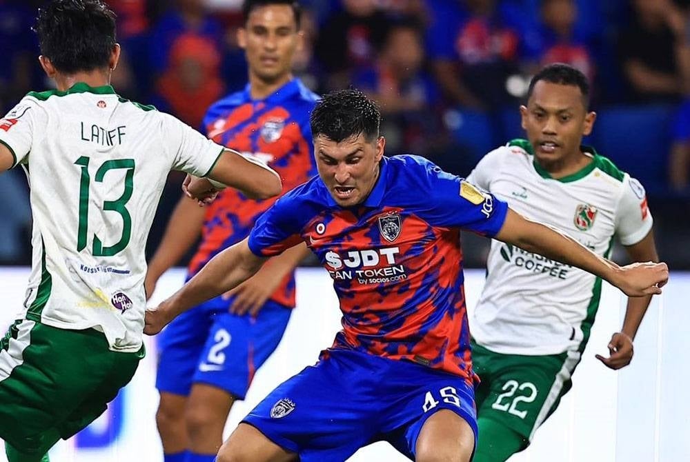 Penyerang JDT, Fernando Forestieri (tengah), melepasi kawalan dua pemain KUFC pada perlawanan berkenaan. - Foto FB Johor Southern Tigers.