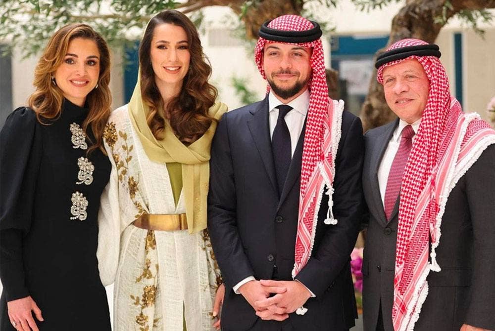 Dari kiri Permaisuri Rania, Rajwa Khaled, Hussein dan Raja Abdullah II. - Foto Instagram Queen Rania