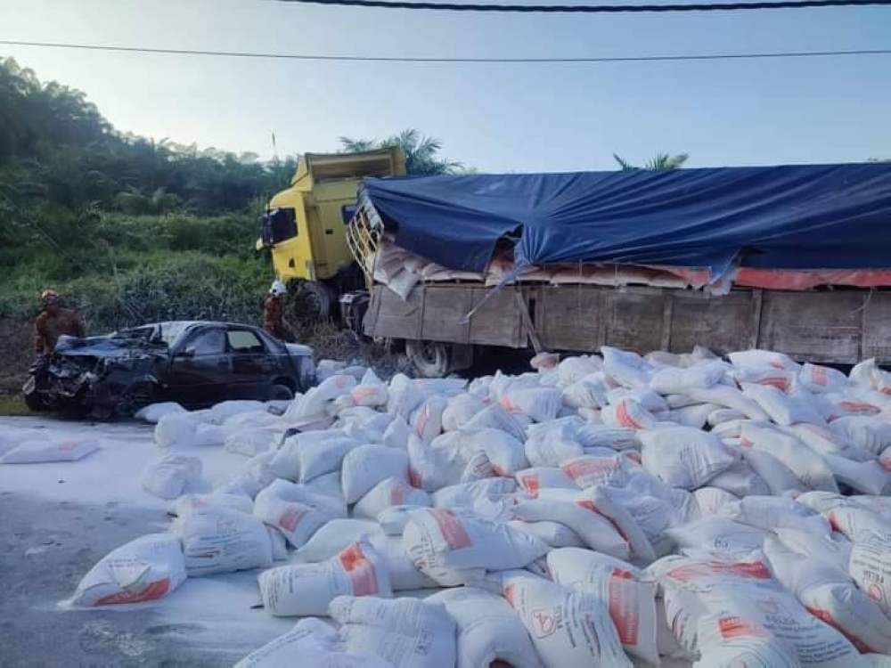 Serbuk kapur berterabur selepas kemalangan membabitkan treler dan kereta di Jalan Kota Tinggi, Kampung Bukit Samsu, Kota Tinggi pada Ahad. - Foto ihsan bomba Johor