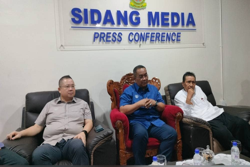 Muhammad Sanusi (tengah) ketika sidang media selepas Majlis Penyerahan Geran Tanah Daerah Kuala Muda pada Ahad.