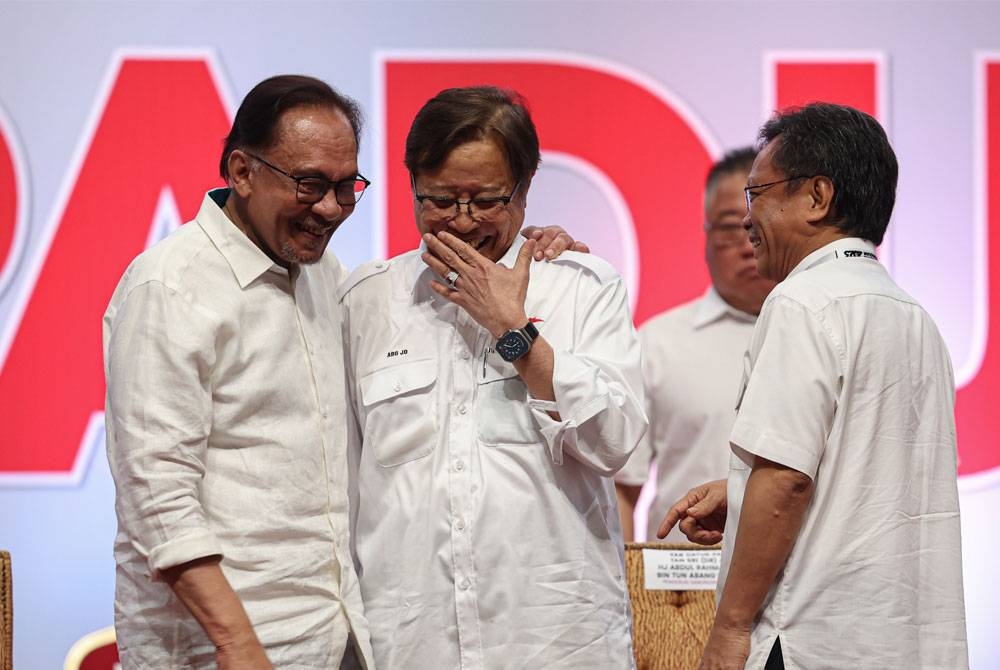 Perdana Menteri, Datuk Seri Anwar Ibrahim beramah mesra dengan Abang Johari serta Presiden Parti Warisan Sabah, Datuk Seri Mohd Shafie Apdal selepas Konvensyen Nasional Kerajaan Perpaduan di Pusat Dagangan Dunia Kuala Lumpur pada Ahad. - Foto Bernama