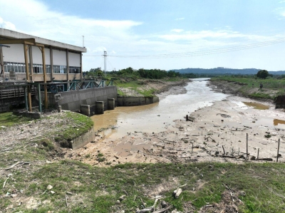 Keadaan air di Sungai Muda, Kedah yang menurun sehingga ke bawah 1 meter menyebabkan gangguan bekalan air di beberapa kawasan di SPT, SPU dan SPS serta selatan Pulai Pinang selama empat hari.