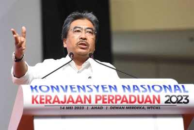 Johari ketika berucap pada Konvensyen Nasional Kerajaan Perpaduan di WTC pada Ahad.