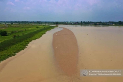 Keadaan Sungai Muda yang menunjukkan penurunan paras air sehingga menjejaskan pengagihan bekalan ke beberapa daerah di Kedah dan Pulau Pinang. - Foto SADA