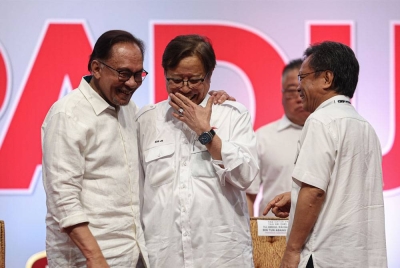 Perdana Menteri, Datuk Seri Anwar Ibrahim beramah mesra dengan Abang Johari serta Presiden Parti Warisan Sabah, Datuk Seri Mohd Shafie Apdal selepas Konvensyen Nasional Kerajaan Perpaduan di Pusat Dagangan Dunia Kuala Lumpur pada Ahad. - Foto Bernama