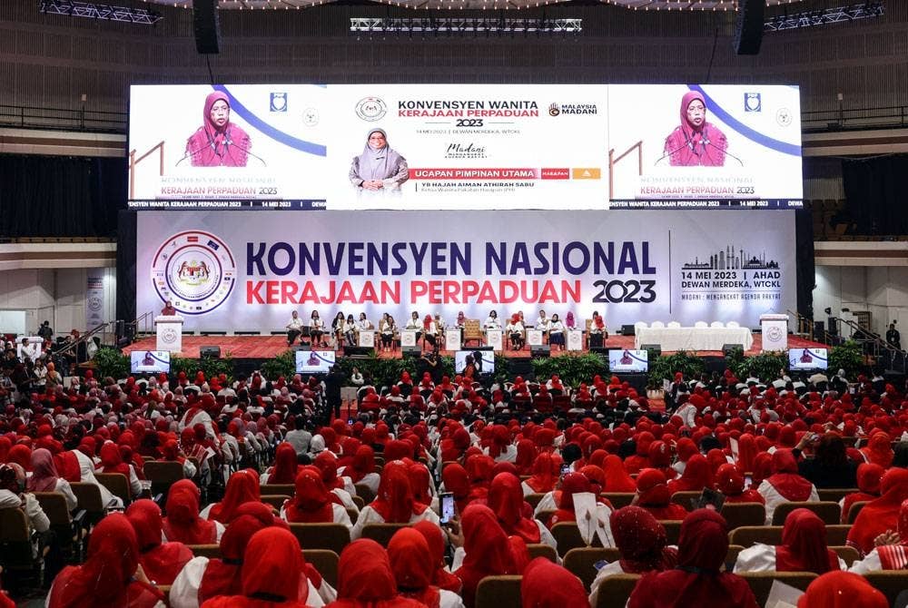 Para perwakilan yang menghadiri Konvensyen Nasional Kerajaan Perpaduan di Pusat Dagangan Dunia Kuala Lumpur pada Ahad. - Foto Bernama