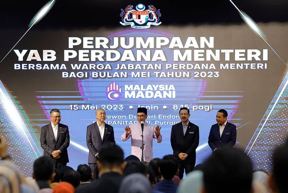 Perdana Menteri Datuk Seri Anwar Ibrahim (tengah) menyampaikan ucapan pada Majlis Perhimpunan Bulanan Perdana Menteri bersama warga Jabatan Perdana Menteri (JPM) di Dewan De' Seri Endon, Puspanitapuri hari ini.
