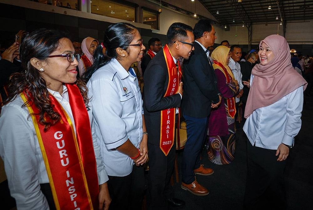 Menteri Pendidikan Fadhlina Sidek (kanan) meluangkan masa beramah mesra bersama barisan penerima Anugerah Guru Inspirasi McDonald's pada majlis penyampaian anugerah tersebut di Pusat Dagangan Antarabangsa Melaka (MITC), hari ini. - Foto Bernama