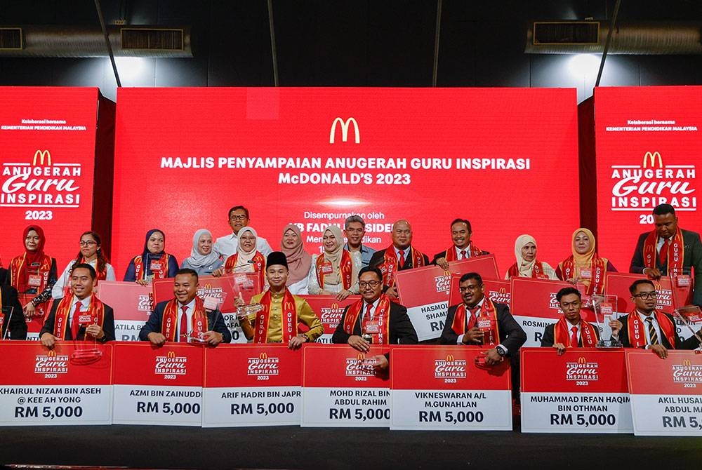 Menteri Pendidikan Fadhlina Sidek bergambar kenangan bersama sebahagian daripada 25 penerima Anugerah Guru Inspirasi McDonald's pada majlis penyampaian anugerah tersebut di Pusat Dagangan Antarabangsa Melaka (MITC), hari ini.  - Foto Bernama