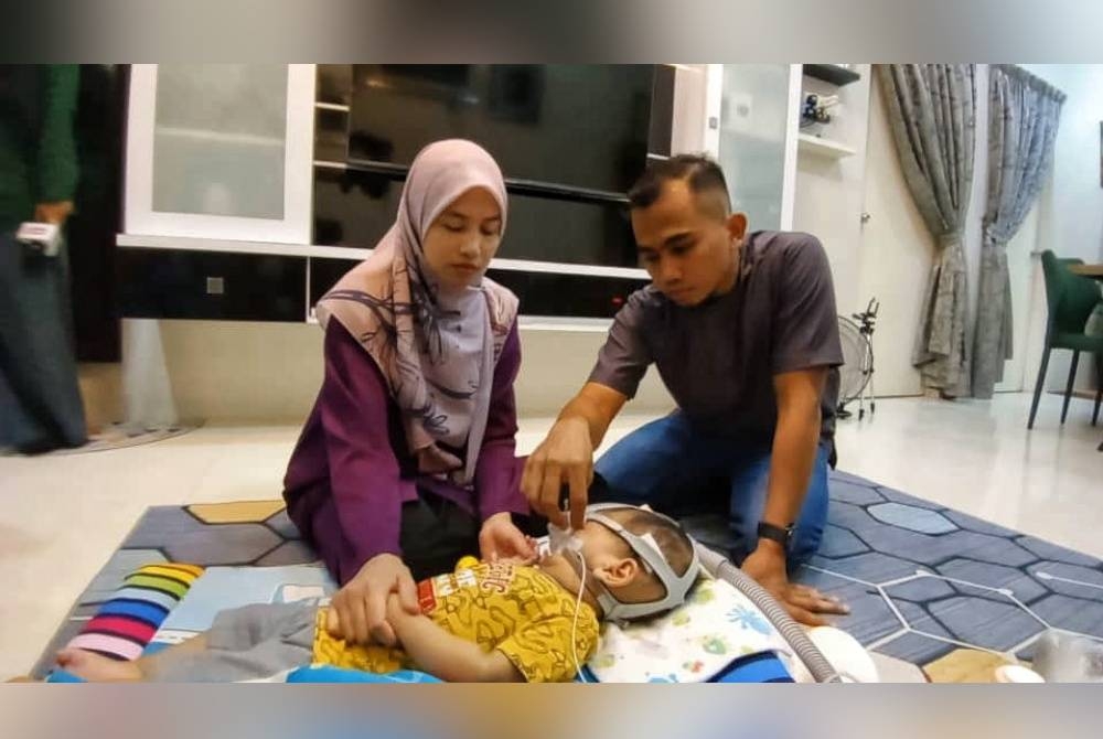 Mohd Farhan (kanan) dan Nur Azizah merayu sumbangan orang ramai bagi membolehkan anaknya Muhammad Athif disuntik dengan ubat genetik Zolgensma.