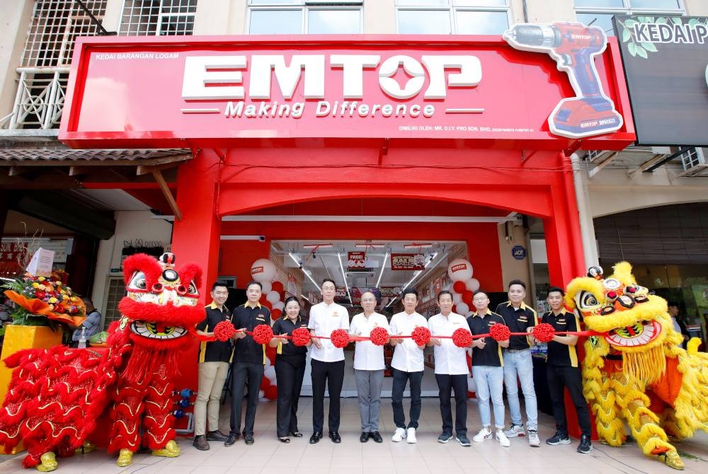 MR D.I.Y. melancarkan EMTOP di Malaysia dengan kedai pertamanya di Bandar Puteri Puchong, Puchong, Selangor.