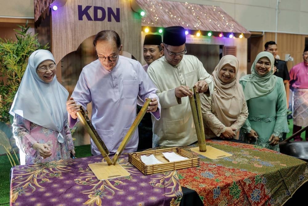 Anwar (dua dari kiri) bersama Saifuddin (tiga dari kiri) membuka lemang sebagai gimik Majlis Penerapan Nilai-nilai Murni dan Sambutan Hari Raya KDN Madani di Taman Ekspo Pertanian Malaysia Serdang (MAEPS) hari ini.
Turut hadir isteri Perdana Menteri Datuk Seri Dr Wan Azizah Wan Ismai (kiri).
-- fotoBERNAMA (2023) HAK CIPTA TERPELIHARA