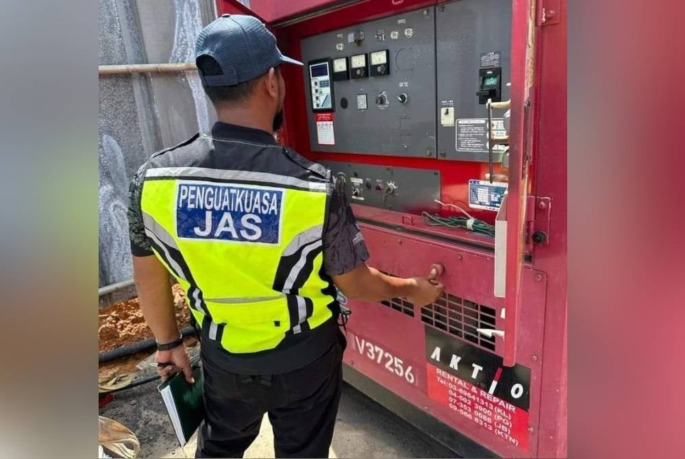 Anggota penguat kuasa JAS Daerah Rompin menjalankan operasi bersama JPNP dan polis terhadap sebuah premis peleburan logam yang beroperasi di HS Ibam - Foto JPNP