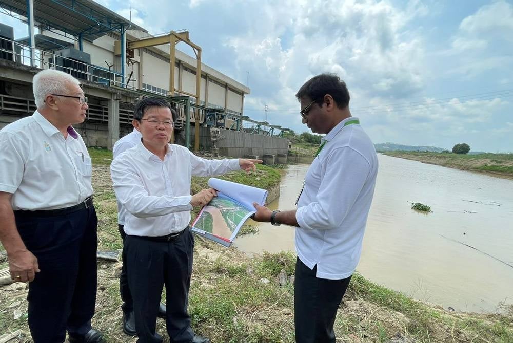 Kon Yeow (tengah) ketika memantau Muka Sauk Lahar Tiang untuk melihat paras air terkini pada Isnin.