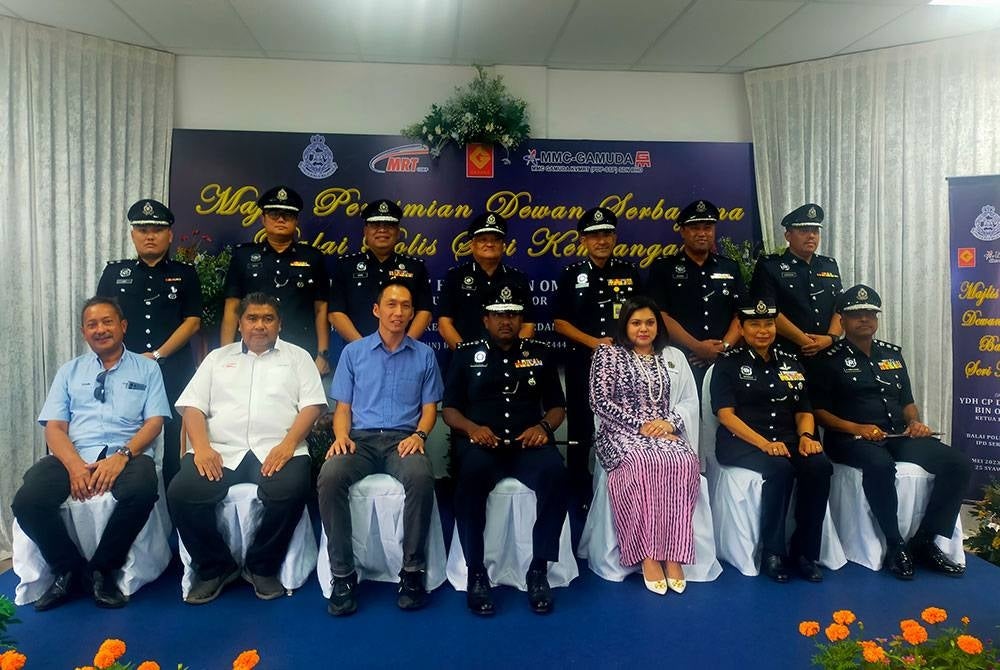 Hussein (duduk, tengh) bergambar kenangan bersama tetamu terhormat sempena perasmian dewan serbaguna Balai Polis Seri Kembangan pada Isnin.