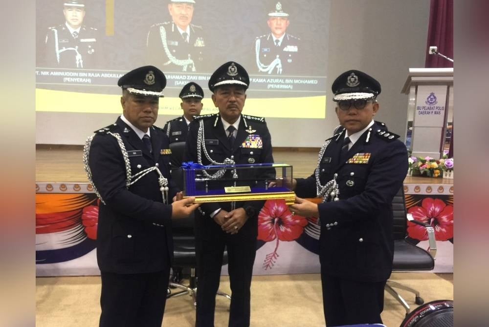 Muhamad Zaki (tengah) menyaksikan serah terima tugas antara Kama Azural (kanan) dan Nik Aminuddin (kiri).