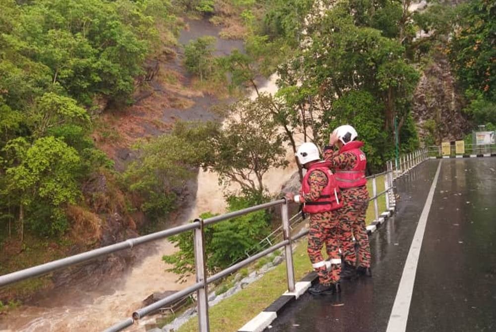 Pasukan penyelamat memantau kejadian kepala air di Titi Hayun dan Seri Perigi di Yan pada petang Isnin.