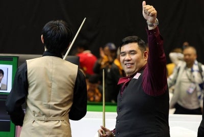 Chuan Leong raikan kejayaan selepas tewaskan pemain Thailand dalam acara akhir Snooker lelaki di AEON Mall Sen Sok City pada Ahad. - Foto Bernama