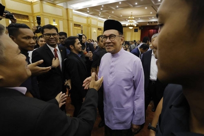 Anwar ketika hadir pada Majlis Perhimpunan Bulanan Perdana Menteri bersama warga Jabatan Perdana Menteri (JPM) di Dewan De' Seri Endon, Puspanitapuri di Putrajaya hari ini. - Foto Bernama