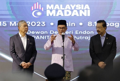 Perdana Menteri Datuk Seri Anwar Ibrahim (tengah) menyampaikan ucapan pada Majlis Perhimpunan Bulanan Perdana Menteri bersama warga Jabatan Perdana Menteri (JPM) di Dewan De' Seri Endon, Puspanitapuri hari ini. - Foto Bernama