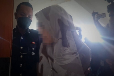 Seorang ibu kepada lima anak, mengaku tidak bersalah di Mahkamah Sesyen Klang pada Isnin, atas tiga pertuduhan melakukan amang seksual terhadap dua anak lelakinya dan mengarahkan suatu pornografi dalam bentuk video, tahun lalu.