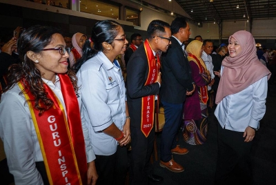 Menteri Pendidikan Fadhlina Sidek (kanan) meluangkan masa beramah mesra bersama barisan penerima Anugerah Guru Inspirasi McDonald's pada majlis penyampaian anugerah tersebut di Pusat Dagangan Antarabangsa Melaka (MITC), hari ini. - Foto Bernama