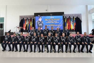 Mohd Shuhaily (enam kanan) bergambar bersama Ayob Khan dan barisan pegawai polis IPK Kuala Lumpur.