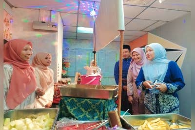 Rabaayah (hadapan) sempena Sambutan Hari Raya Aidilfitri JKKP Perak di Bangunan Seri Kinta pada Isnin.